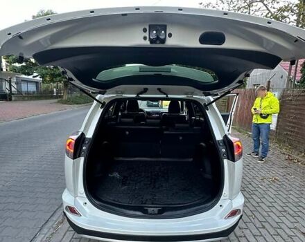 Тойота РАВ 4 2017 в Киеве на Automoto.ua Серый Тойота РАВ 4, объемом двигателя 2.23 л и пробегом 180 тыс. км за 22500 $, фото 4 на Automoto.ua