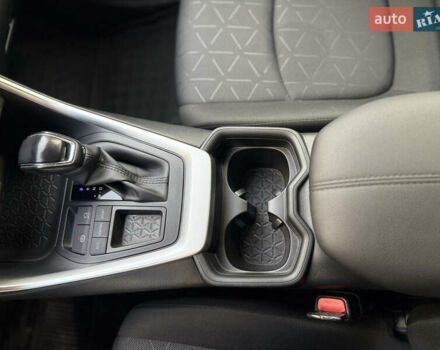 Тойота РАВ 4 2019 в Киеве на Automoto.ua Серый Тойота РАВ 4, объемом двигателя 1.99 л и пробегом 8 тыс. км за 27200 $, фото 48 на Automoto.ua