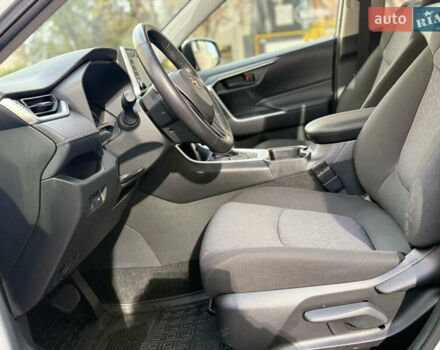 Тойота РАВ 4 2019 в Киеве на Automoto.ua Серый Тойота РАВ 4, объемом двигателя 1.99 л и пробегом 8 тыс. км за 27200 $, фото 35 на Automoto.ua