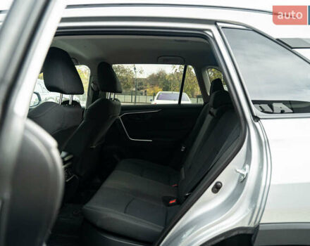 Тойота РАВ 4 2019 в Черновцах на Automoto.ua Серый Тойота РАВ 4, объемом двигателя 2.5 л и пробегом 24 тыс. км за 29900 $, фото 31 на Automoto.ua