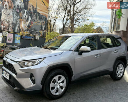Тойота РАВ 4 2019 в Киеве на Automoto.ua Серый Тойота РАВ 4, объемом двигателя 1.99 л и пробегом 8 тыс. км за 27200 $, фото 2 на Automoto.ua