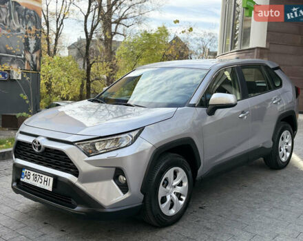 Тойота РАВ 4 2019 в Киеве на Automoto.ua Серый Тойота РАВ 4, объемом двигателя 1.99 л и пробегом 8 тыс. км за 27200 $, фото 1 на Automoto.ua