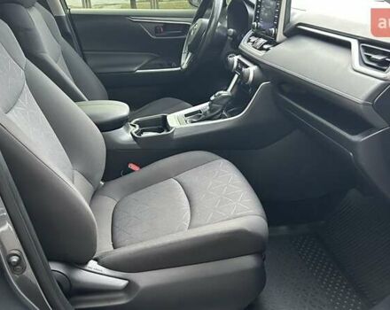 Сірий Тойота РАВ 4, об'ємом двигуна 1.99 л та пробігом 51 тис. км за 28463 $, фото 5 на Automoto.ua