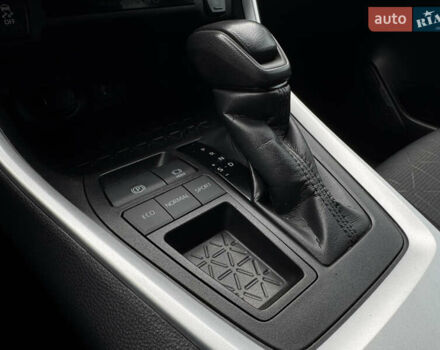 Тойота РАВ 4 2021 в Бердичеве на Automoto.ua Серый Тойота РАВ 4, объемом двигателя 2.49 л и пробегом 45 тыс. км за 27500 $, фото 18 на Automoto.ua