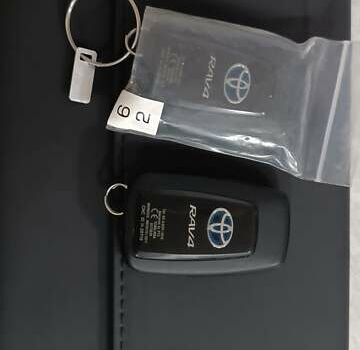 Сірий Тойота РАВ 4, об'ємом двигуна 2.49 л та пробігом 36 тис. км за 35400 $, фото 20 на Automoto.ua