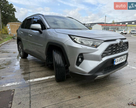 Тойота РАВ 4 2022 у Києві на Automoto.ua Сірий Тойота РАВ 4, об'ємом двигуна 1.99 л та пробігом 9 тис. км за 37900 $, фото 1 на Automoto.ua
