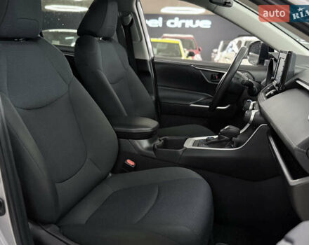 Сірий Тойота РАВ 4, об'ємом двигуна 2.49 л та пробігом 56 тис. км за 31499 $, фото 11 на Automoto.ua