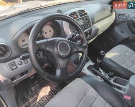 Серый Тойота РАВ 4, объемом двигателя 2 л и пробегом 350 тыс. км за 5500 $, фото 1 на Automoto.ua
