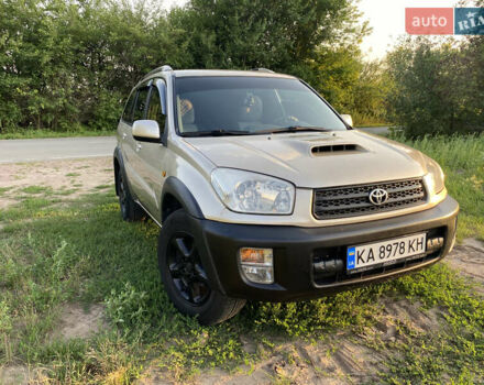Серый Тойота РАВ 4, объемом двигателя 2 л и пробегом 345 тыс. км за 7800 $, фото 1 на Automoto.ua