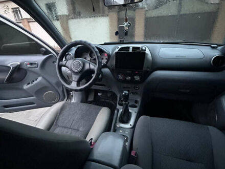 Серый Тойота РАВ 4, объемом двигателя 2 л и пробегом 250 тыс. км за 6200 $, фото 1 на Automoto.ua