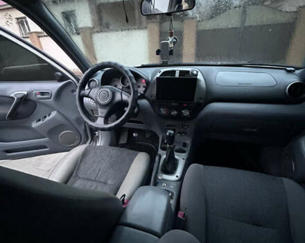 Серый Тойота РАВ 4, объемом двигателя 2 л и пробегом 250 тыс. км за 6200 $, фото 1 на Automoto.ua