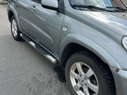 Серый Тойота РАВ 4, объемом двигателя 2 л и пробегом 370 тыс. км за 4000 $, фото 1 на Automoto.ua