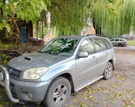 Тойота РАВ 4 2004 в Славянске на Automoto.ua Серый Тойота РАВ 4, объемом двигателя 0 л и пробегом 311 тыс. км за 4000 $, фото 1 на Automoto.ua