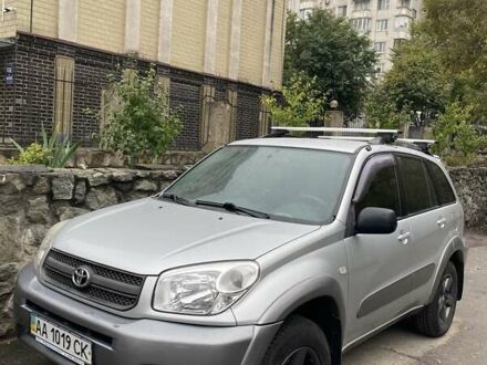 Серый Тойота РАВ 4, объемом двигателя 2 л и пробегом 144 тыс. км за 8077 $, фото 1 на Automoto.ua