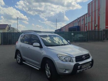 Серый Тойота РАВ 4, объемом двигателя 2 л и пробегом 424 тыс. км за 9000 $, фото 1 на Automoto.ua