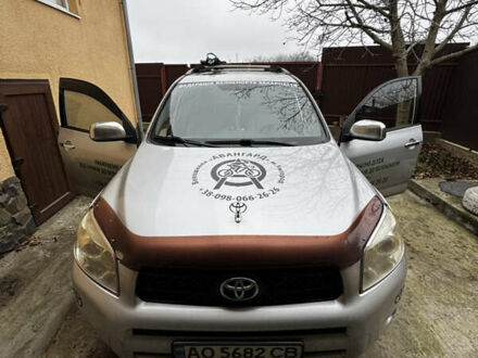Тойота РАВ 4 2006 в Ужгороде на Automoto.ua Серый Тойота РАВ 4, объемом двигателя 2.4 л и пробегом 209 тыс. км за 8000 $, фото 1 на Automoto.ua
