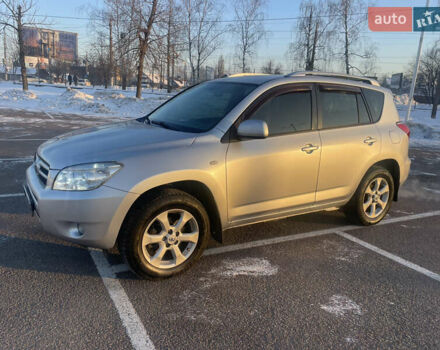 Серый Тойота РАВ 4, объемом двигателя 2 л и пробегом 247 тыс. км за 9150 $, фото 1 на Automoto.ua