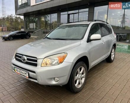 Серый Тойота РАВ 4, объемом двигателя 2.4 л и пробегом 143 тыс. км за 8500 $, фото 1 на Automoto.ua