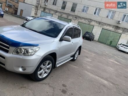 Серый Тойота РАВ 4, объемом двигателя 2 л и пробегом 300 тыс. км за 9500 $, фото 1 на Automoto.ua