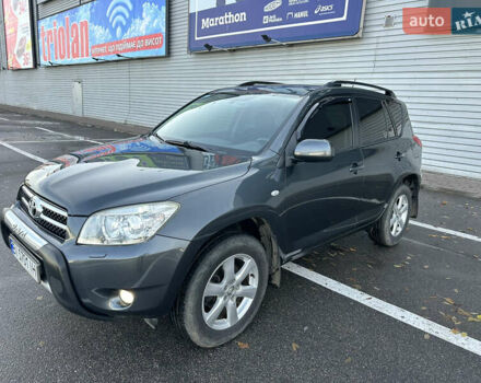 Серый Тойота РАВ 4, объемом двигателя 2 л и пробегом 213 тыс. км за 9999 $, фото 1 на Automoto.ua