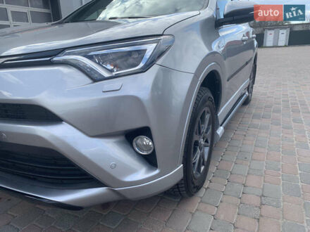 Тойота РАВ 4 2017 у Сарнах на Automoto.ua Сірий Тойота РАВ 4, об'ємом двигуна 2.5 л та пробігом 120 тис. км за 26700 $, фото 1 на Automoto.ua