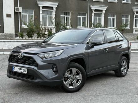 Тойота РАВ 4 2022 у Тараще на Automoto.ua Сірий Тойота РАВ 4, об'ємом двигуна 2 л та пробігом 29 тис. км за 23200 $, фото 1 на Automoto.ua