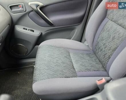 Синий Тойота РАВ 4, объемом двигателя 2 л и пробегом 135 тыс. км за 5900 $, фото 13 на Automoto.ua