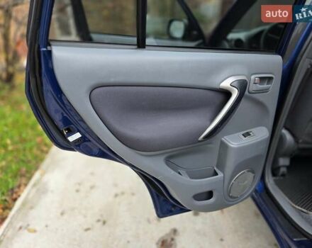 Синій Тойота РАВ 4, об'ємом двигуна 2 л та пробігом 135 тис. км за 5800 $, фото 10 на Automoto.ua