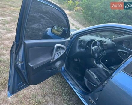 Синій Тойота РАВ 4, об'ємом двигуна 2 л та пробігом 236 тис. км за 8800 $, фото 8 на Automoto.ua