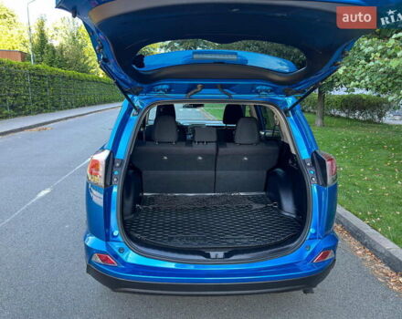 Тойота РАВ 4 2017 в Киеве на Automoto.ua Синий Тойота РАВ 4, объемом двигателя 2.49 л и пробегом 56 тыс. км за 21000 $, фото 3 на Automoto.ua