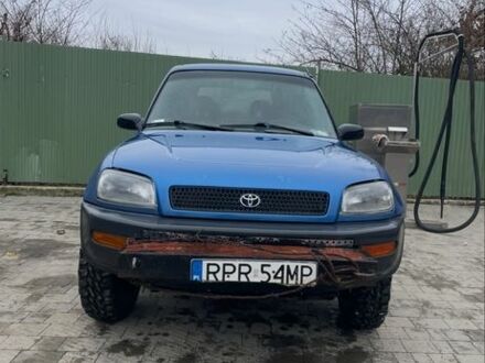 Синий Тойота РАВ 4, объемом двигателя 2 л и пробегом 420 тыс. км за 2600 $, фото 1 на Automoto.ua