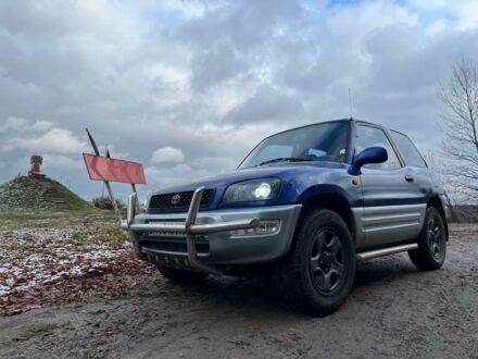 Синий Тойота РАВ 4, объемом двигателя 2 л и пробегом 419 тыс. км за 5500 $, фото 1 на Automoto.ua