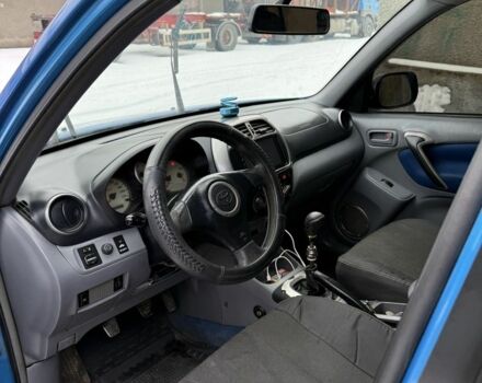 Синий Тойота РАВ 4, объемом двигателя 2 л и пробегом 280 тыс. км за 5500 $, фото 1 на Automoto.ua