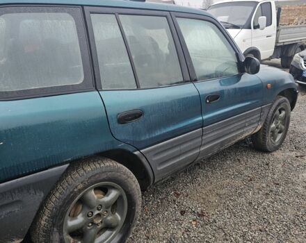 Зеленый Тойота РАВ 4, объемом двигателя 2 л и пробегом 450 тыс. км за 2300 $, фото 2 на Automoto.ua