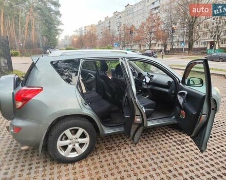 Зеленый Тойота РАВ 4, объемом двигателя 2 л и пробегом 263 тыс. км за 8800 $, фото 3 на Automoto.ua