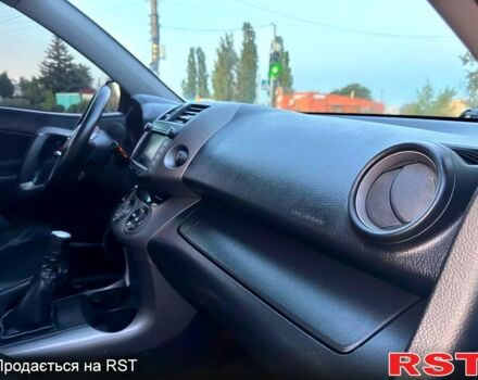 Зелений Тойота РАВ 4, об'ємом двигуна 2.2 л та пробігом 184 тис. км за 9300 $, фото 8 на Automoto.ua