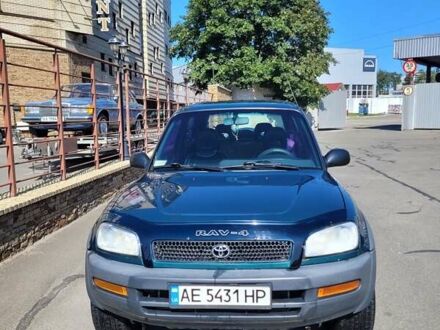 Зелений Тойота РАВ 4, об'ємом двигуна 2 л та пробігом 367 тис. км за 4500 $, фото 1 на Automoto.ua