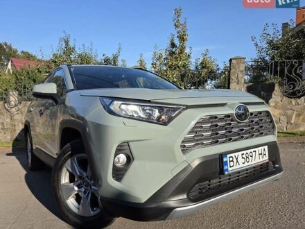 Тойота РАВ 4 2020 у Хмельницькому на Automoto.ua Зелений Тойота РАВ 4, об'ємом двигуна 2 л та пробігом 77 тис. км за 27500 $, фото 1 на Automoto.ua