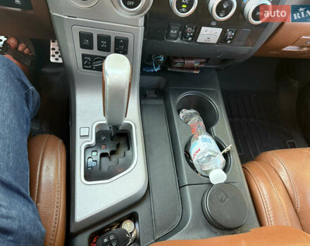 Белый Тойота Секвойя, объемом двигателя 5.7 л и пробегом 313 тыс. км за 17500 $, фото 14 на Automoto.ua