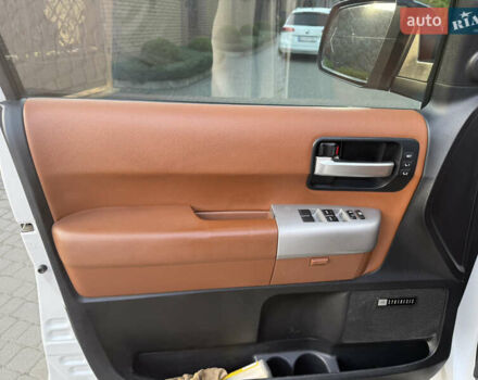 Белый Тойота Секвойя, объемом двигателя 5.7 л и пробегом 313 тыс. км за 17500 $, фото 12 на Automoto.ua