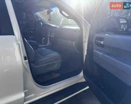 Белый Тойота Секвойя, объемом двигателя 5.7 л и пробегом 200 тыс. км за 21000 $, фото 10 на Automoto.ua