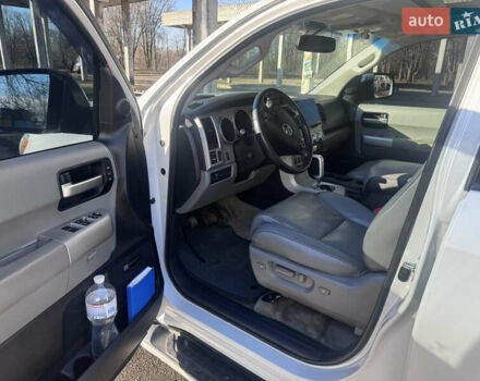 Белый Тойота Секвойя, объемом двигателя 5.7 л и пробегом 200 тыс. км за 21000 $, фото 13 на Automoto.ua