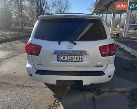 Белый Тойота Секвойя, объемом двигателя 5.7 л и пробегом 200 тыс. км за 21000 $, фото 5 на Automoto.ua