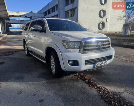 Белый Тойота Секвойя, объемом двигателя 5.7 л и пробегом 200 тыс. км за 21000 $, фото 9 на Automoto.ua