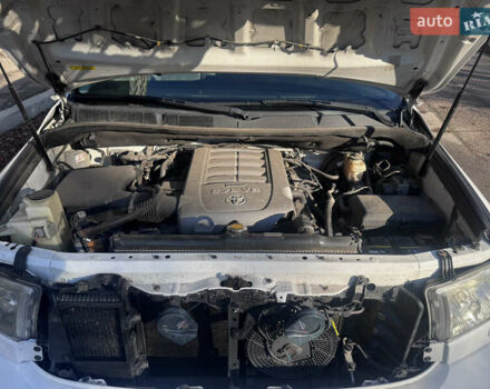 Белый Тойота Секвойя, объемом двигателя 5.7 л и пробегом 200 тыс. км за 21000 $, фото 23 на Automoto.ua