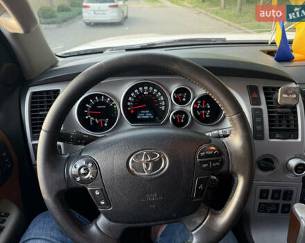 Белый Тойота Секвойя, объемом двигателя 5.7 л и пробегом 313 тыс. км за 17500 $, фото 16 на Automoto.ua