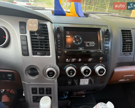 Белый Тойота Секвойя, объемом двигателя 5.7 л и пробегом 313 тыс. км за 17500 $, фото 15 на Automoto.ua