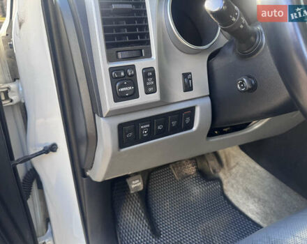 Белый Тойота Секвойя, объемом двигателя 5.7 л и пробегом 200 тыс. км за 21000 $, фото 14 на Automoto.ua