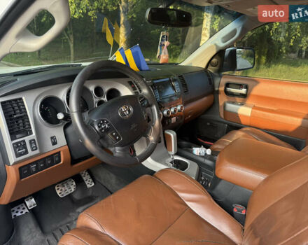 Белый Тойота Секвойя, объемом двигателя 5.7 л и пробегом 313 тыс. км за 17500 $, фото 13 на Automoto.ua