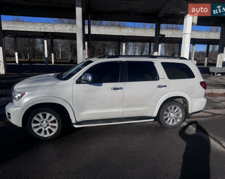 Белый Тойота Секвойя, объемом двигателя 5.7 л и пробегом 200 тыс. км за 21000 $, фото 3 на Automoto.ua